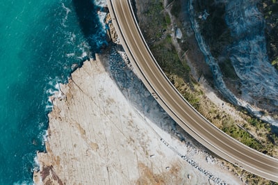 水体旁道路鸟瞰图